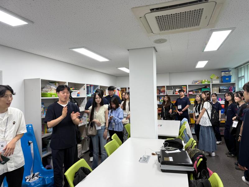 일본 간사이복지과학대학 학생들이 언어청각치료학과에 교류차 방문하였습니다.  2번째 이미지