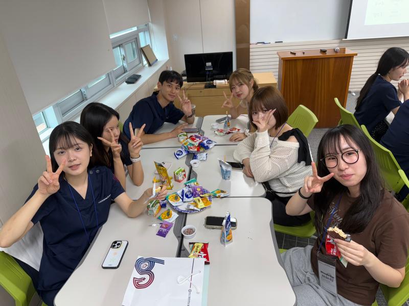 일본 간사이복지과학대학 학생들이 언어청각치료학과에 교류차 방문하였습니다.  4번째 이미지