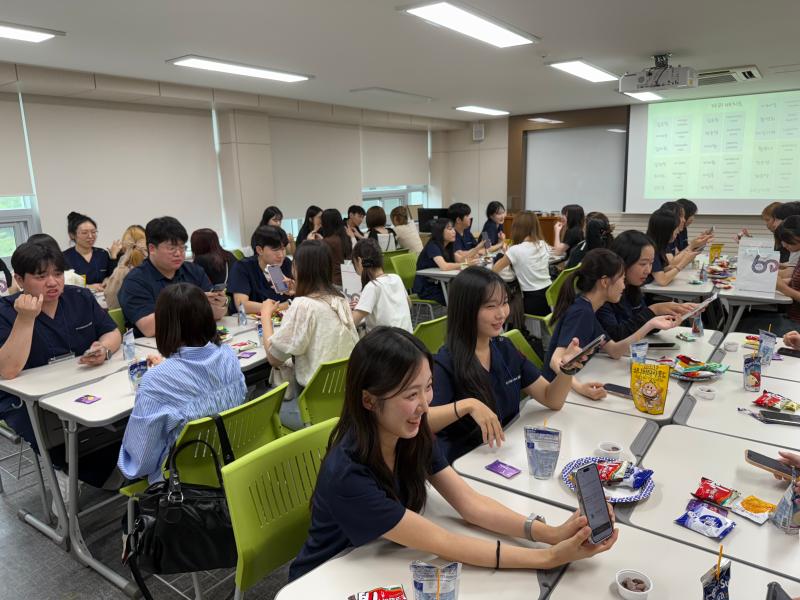 일본 간사이복지과학대학 학생들이 언어청각치료학과에 교류차 방문하였습니다.  8번째 이미지